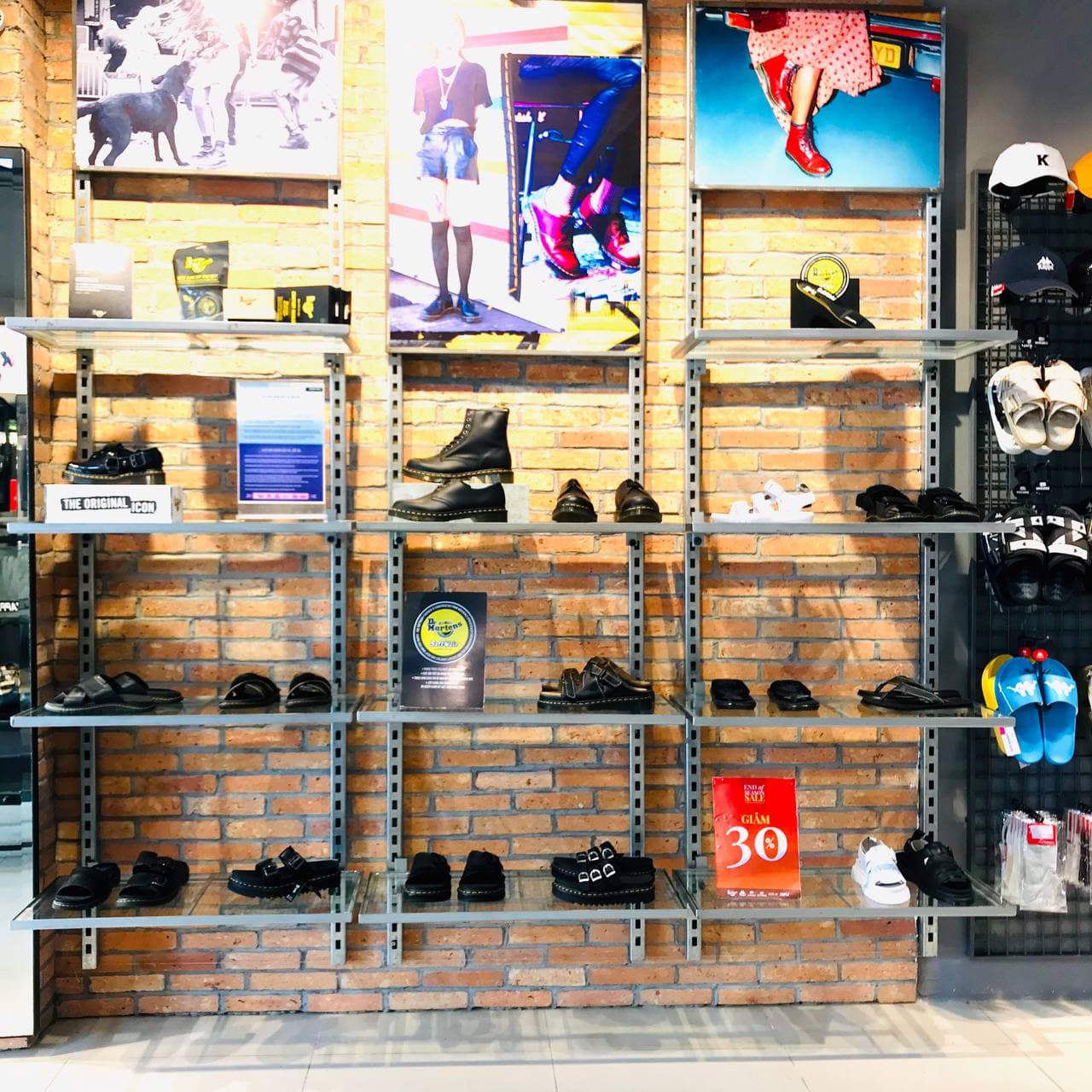 Top 8 cửa hàng giày dép đẹp nhất ở TP. HCM -  Shop Giày Dép Skechers Hoàng Phúc