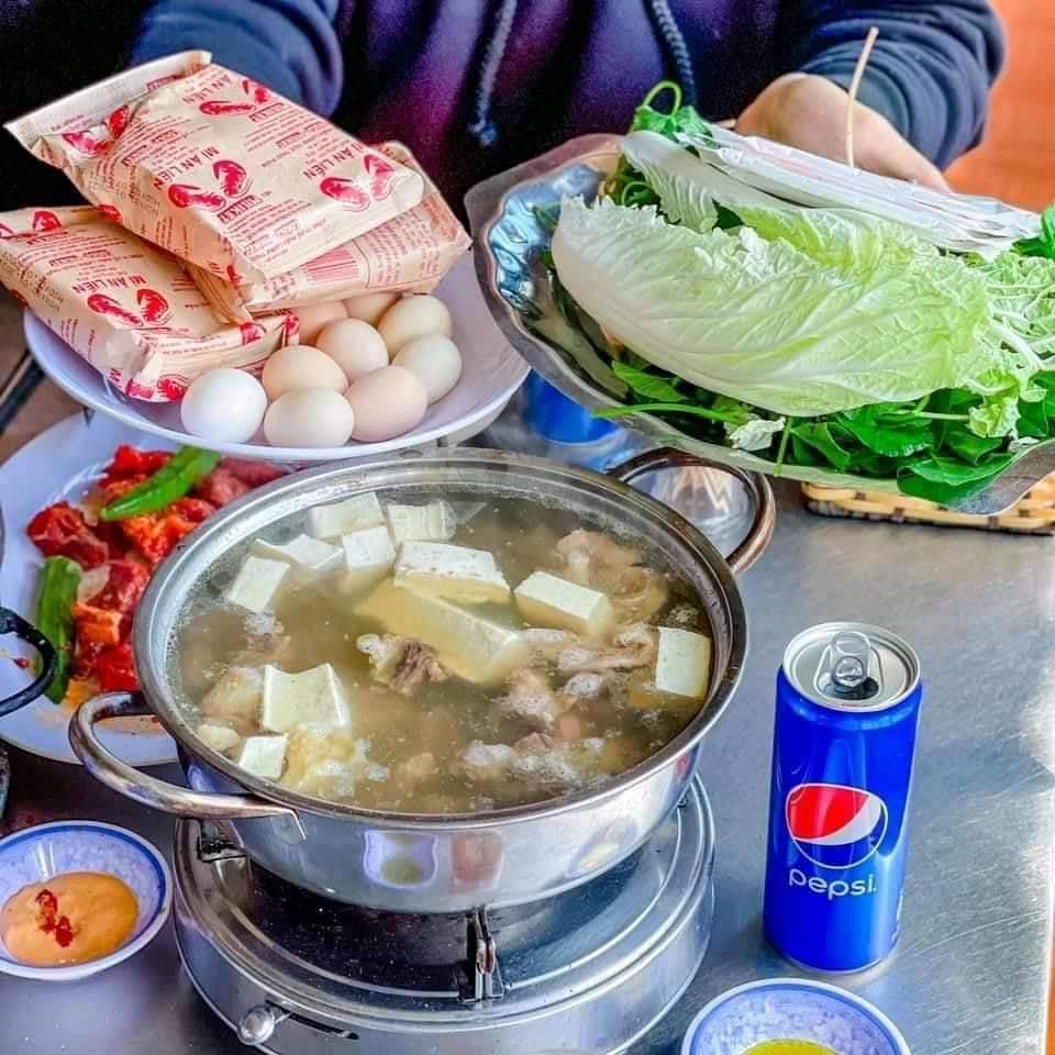 Top 15 quán ăn ngon nức tiếng ở Đà Lạt - Lẩu Bò Quán Gỗ